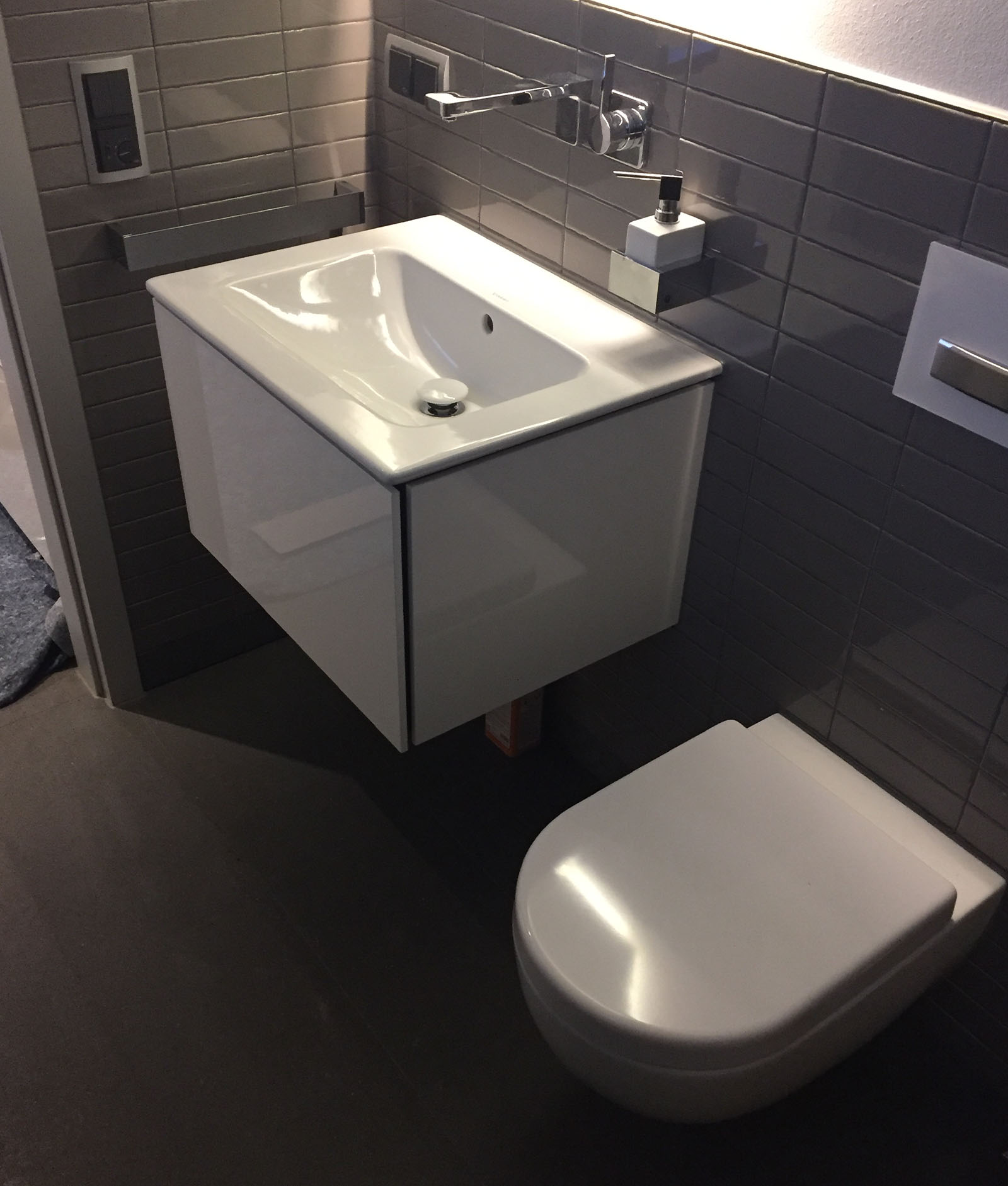 Minimalistisches Gäste-WC