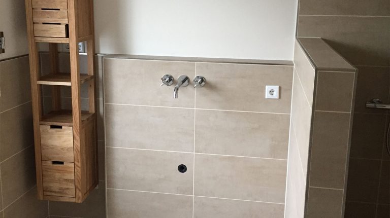 Offene Dusche bei einer Altbausanierung